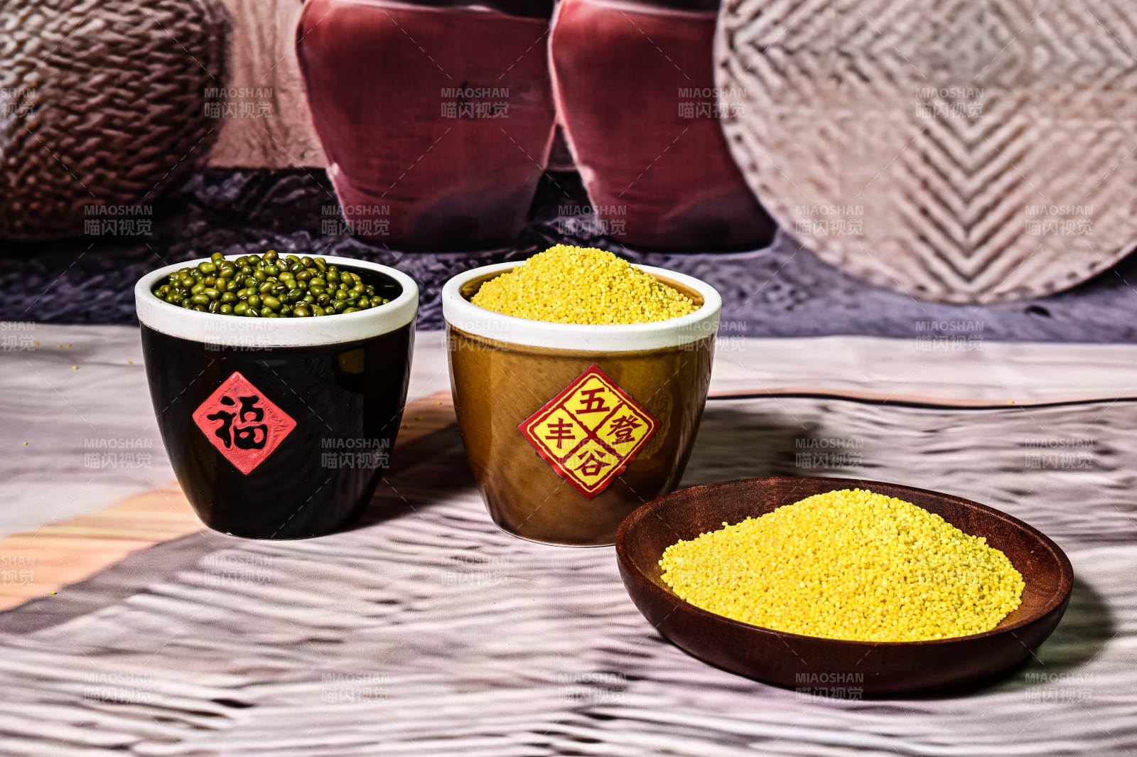 五谷杂粮金灿灿颗粒饱满的有机小米特写图片