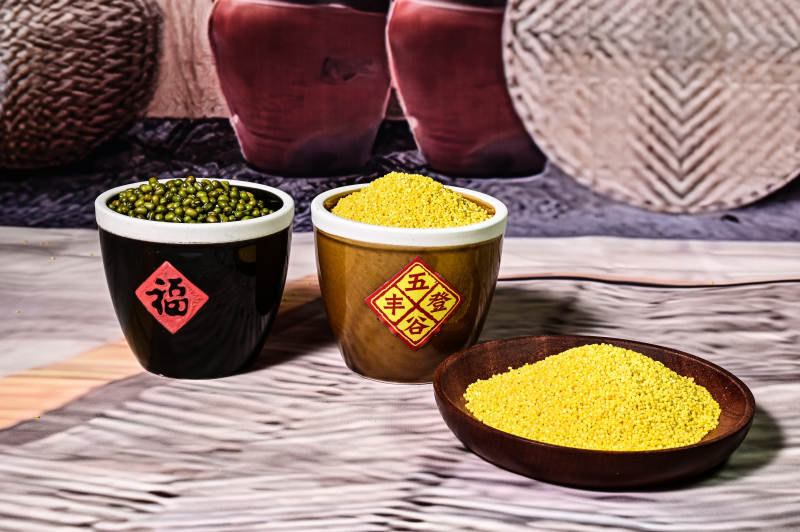 五谷杂粮金灿灿颗粒饱满的有机小米特写图片