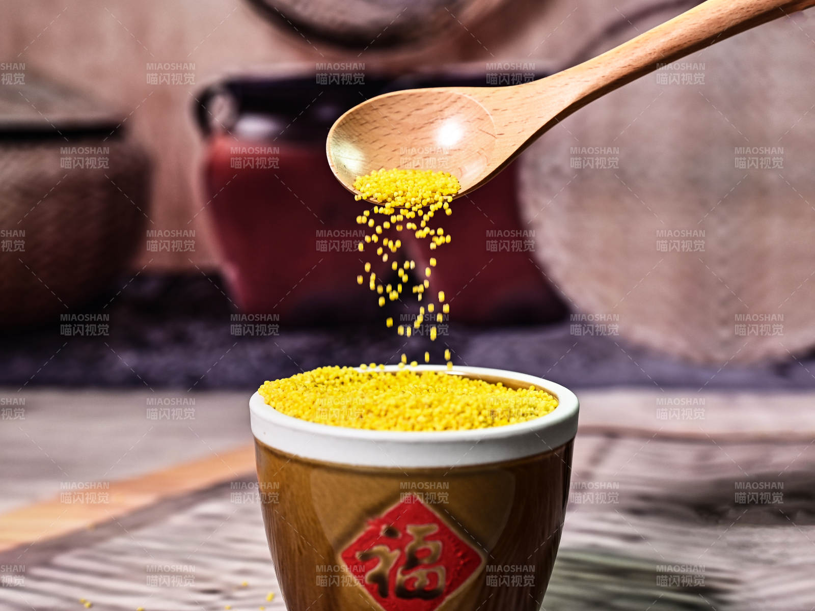 五谷杂粮金灿灿颗粒饱满的有机小米特写图片