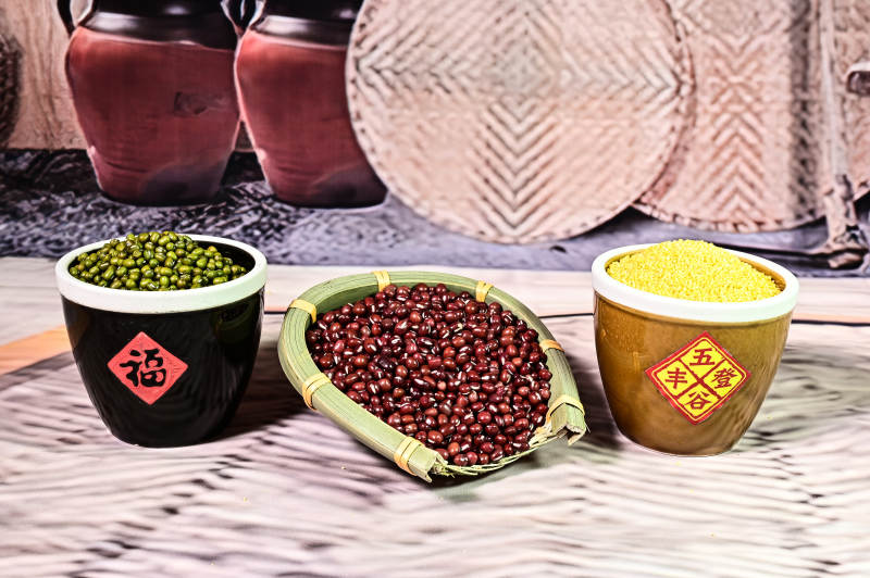 五谷杂粮金灿灿颗粒饱满的有机小米特写图片