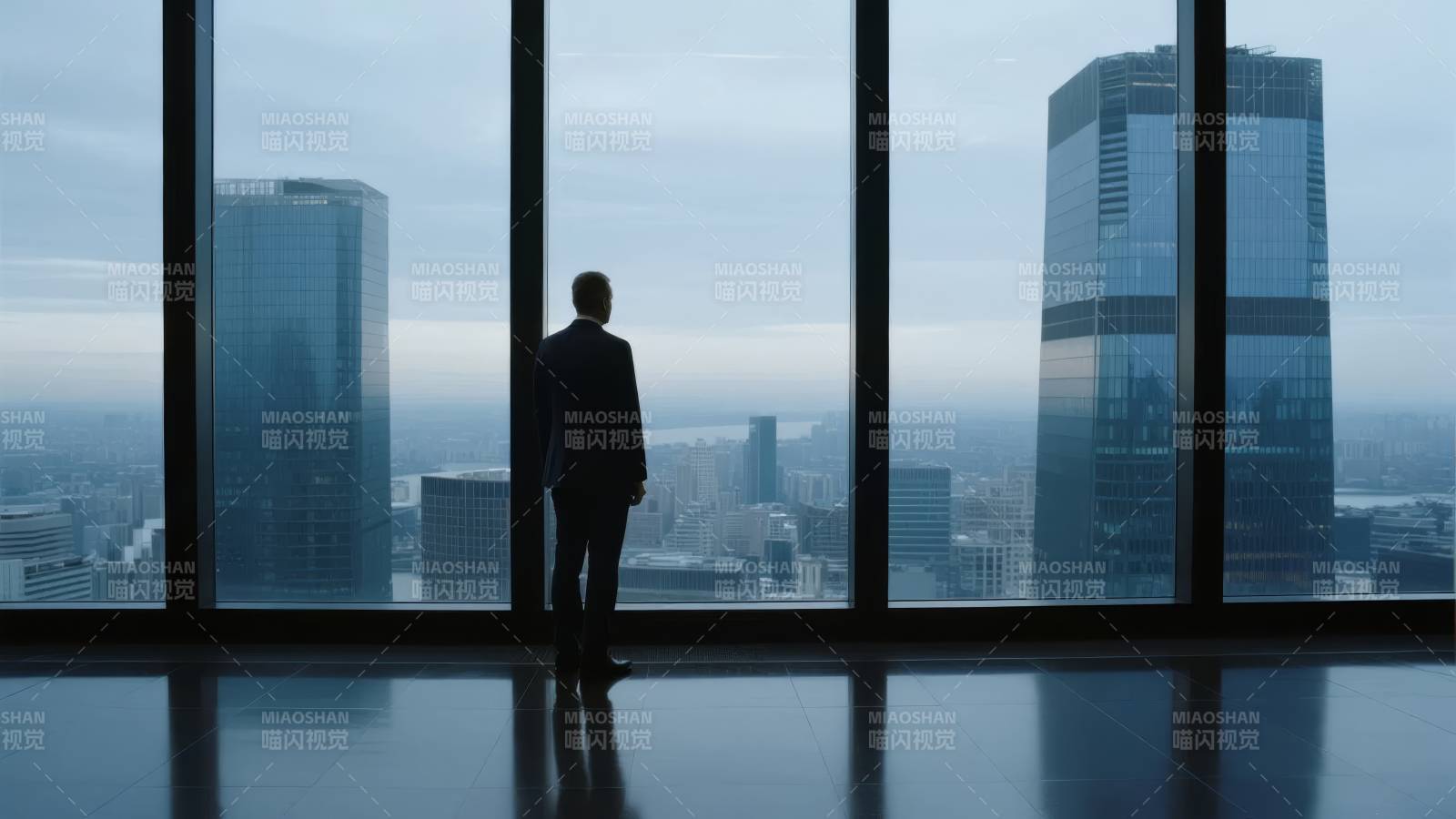 窗前沉思的都市人图片