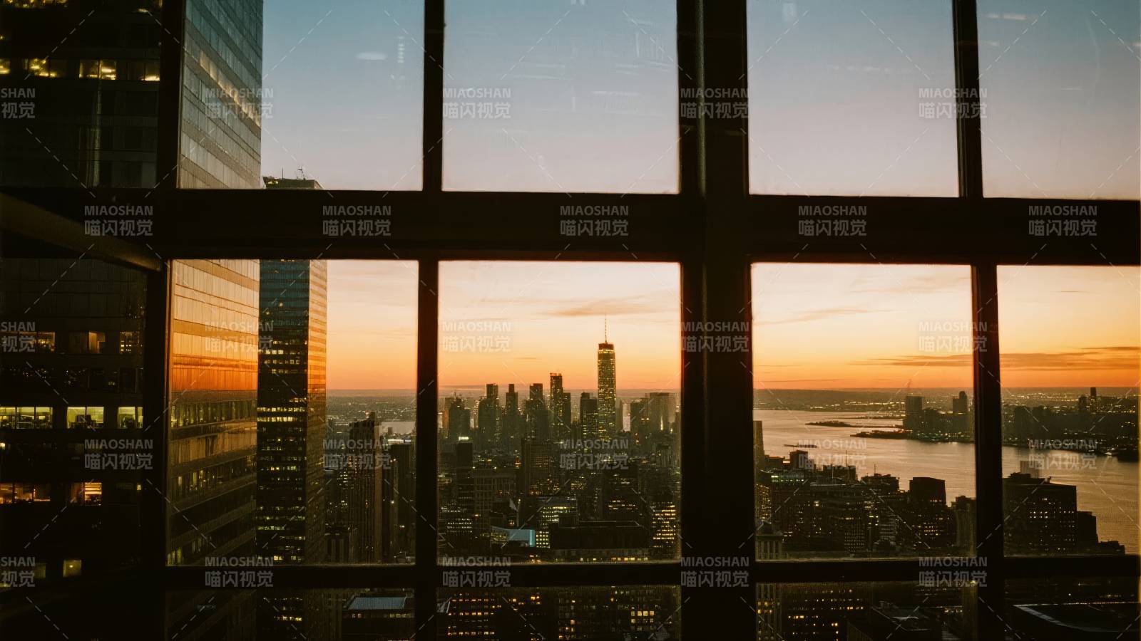 城市黄昏窗景图片
