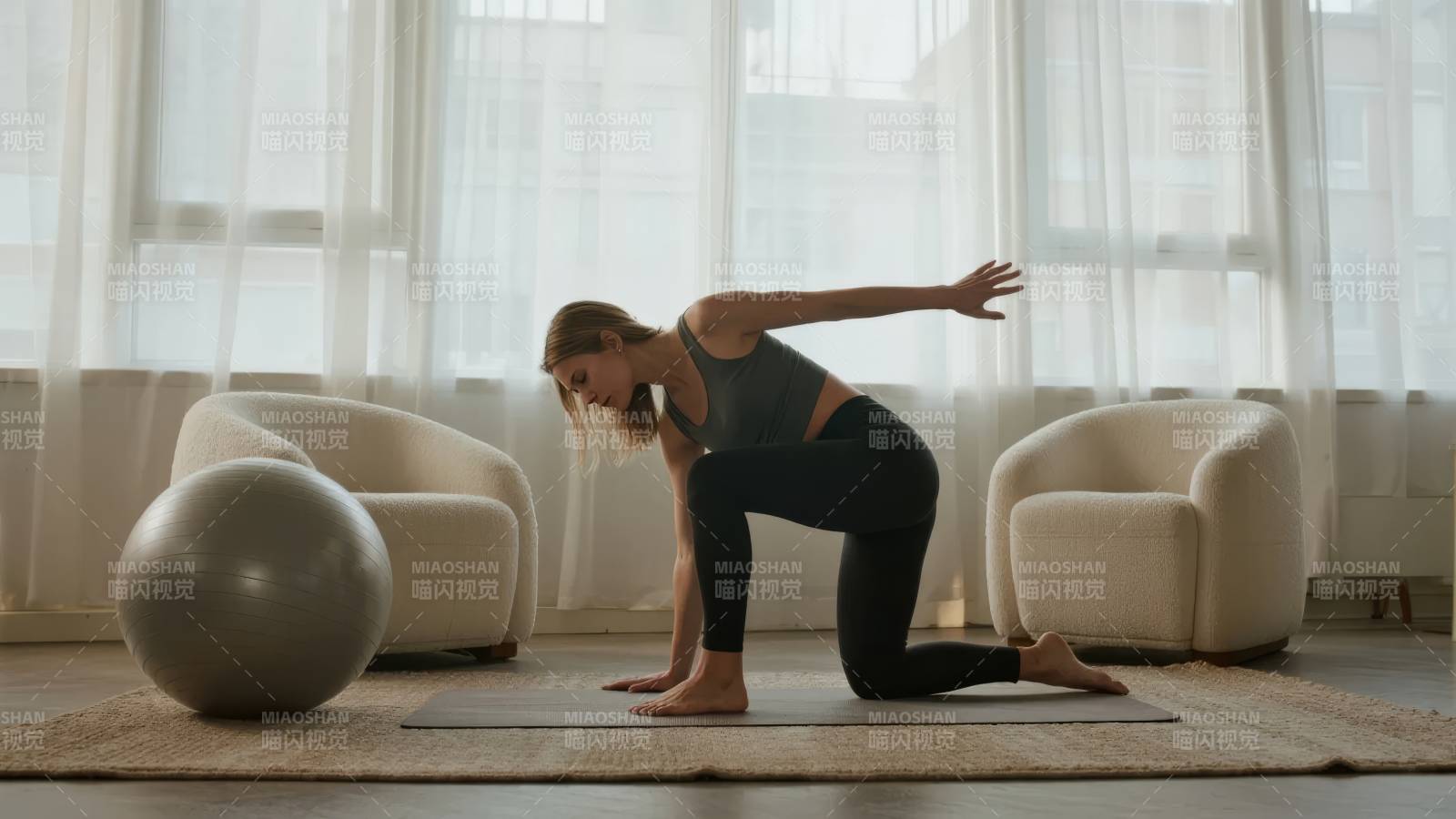 居家瑜伽练习图片