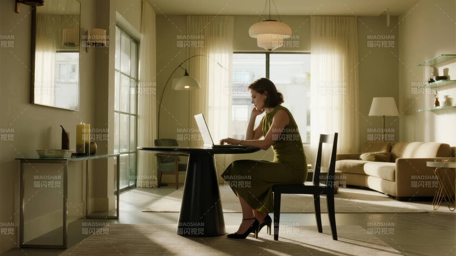 窗边办公的女子图片