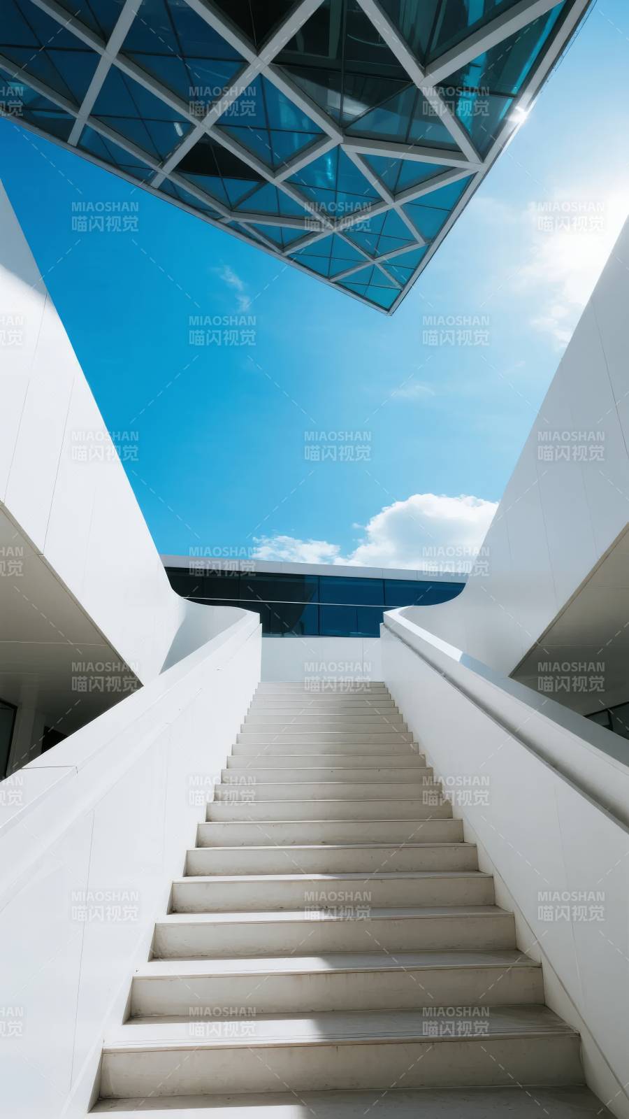 现代建筑阶梯仰视图片
