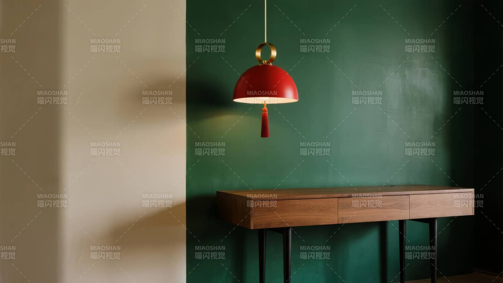红灯绿墙木桌图片