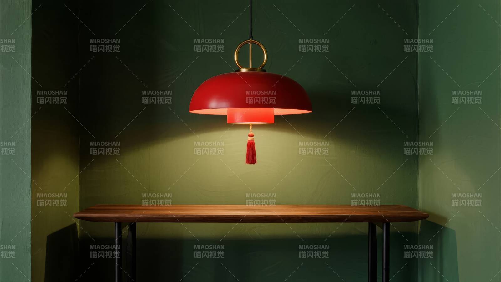 红灯悬照木桌影图片