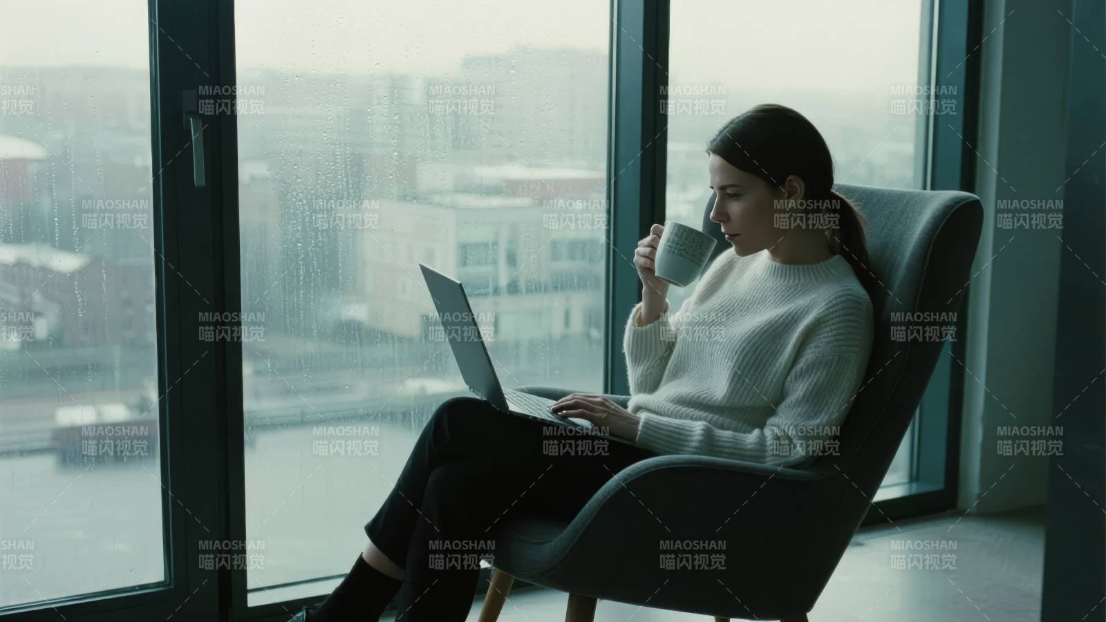 窗边办公 品茶时光图片