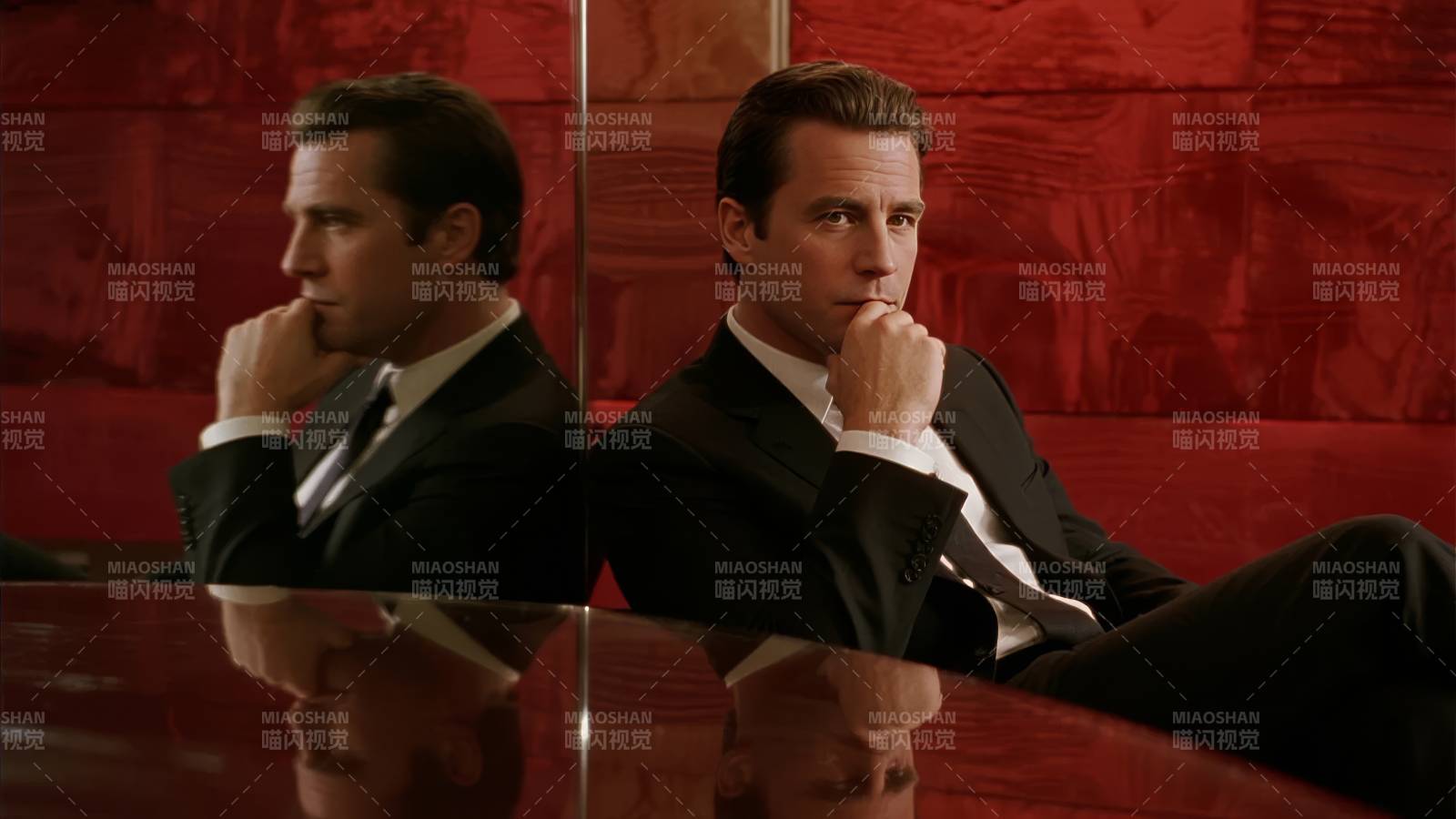 镜中沉思的绅士图片