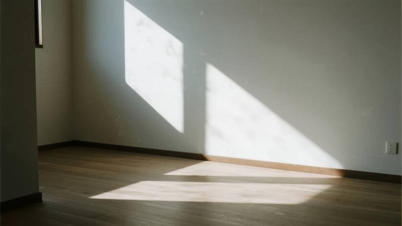 光影交错的空房间图片