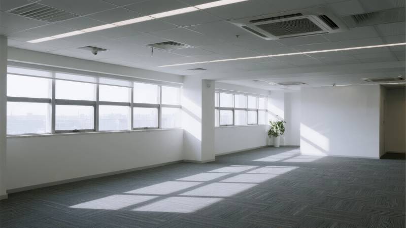 明亮空旷办公室图片