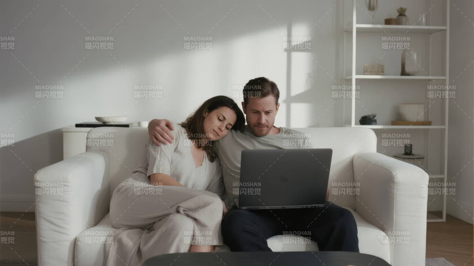 情侣沙发共赏电脑图片