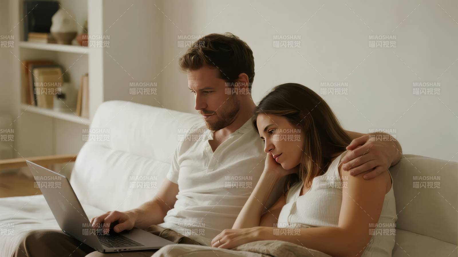 情侣共用笔记本电脑图片