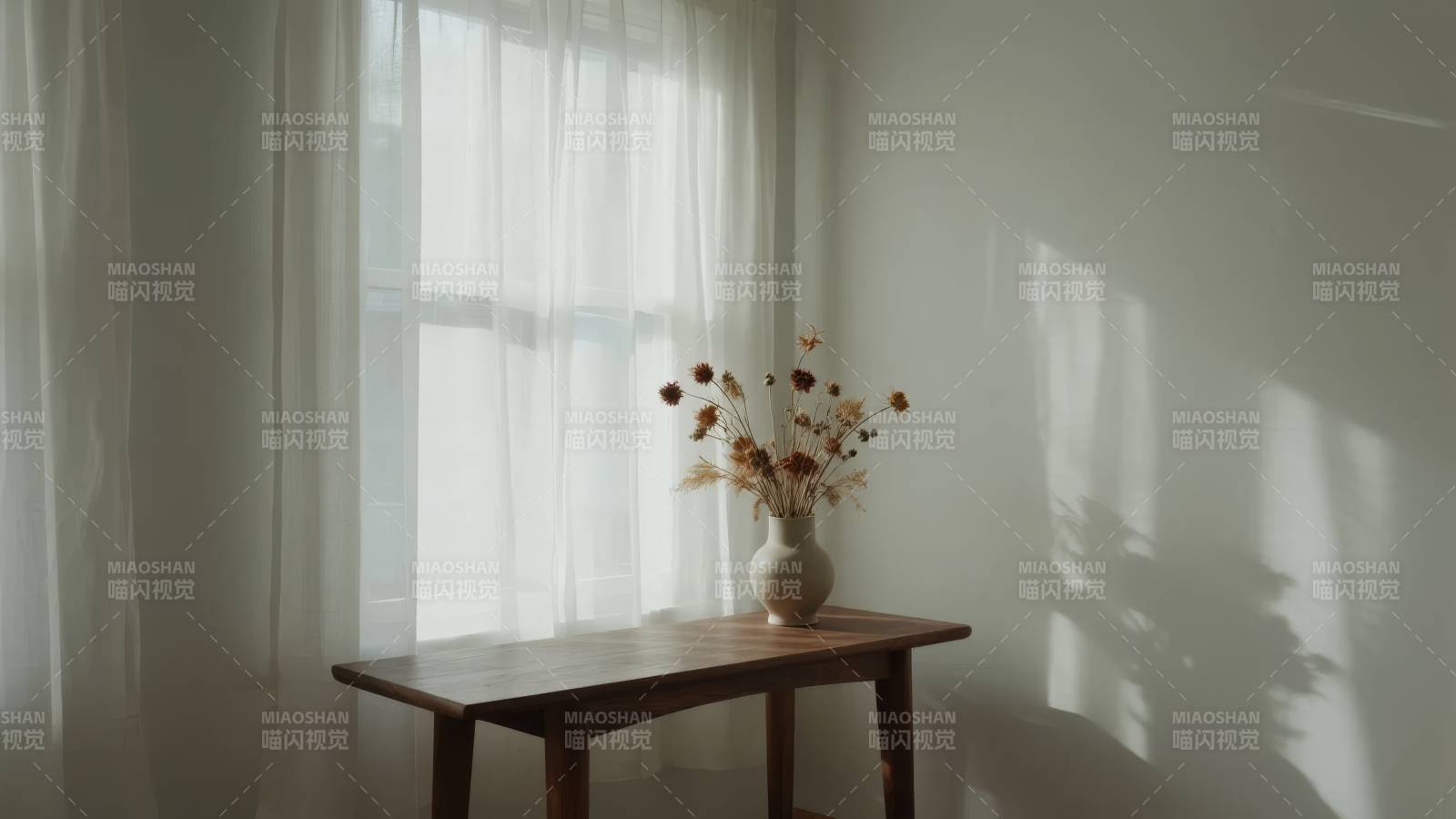 窗边花影静谧时光图片