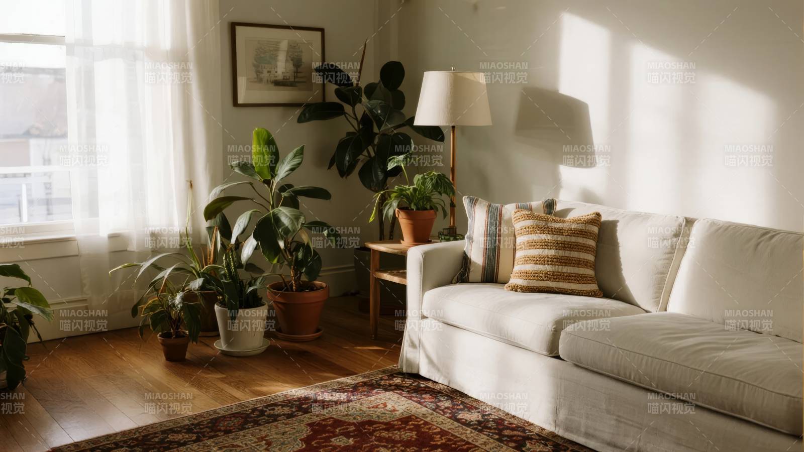 阳光洒满的温馨客厅图片