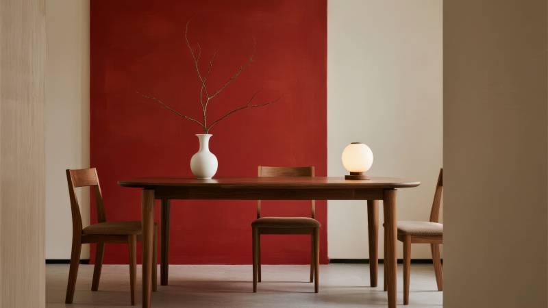 红墙木桌静谧雅致图片