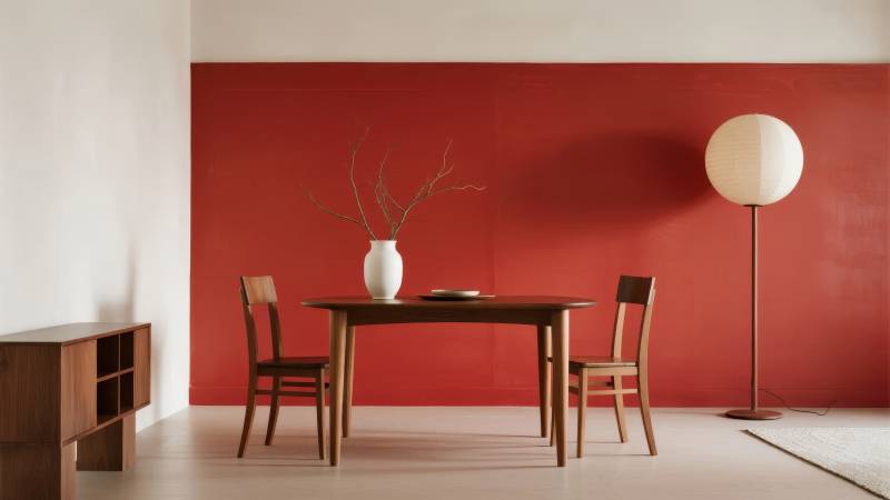 红墙木桌静谧空间图片