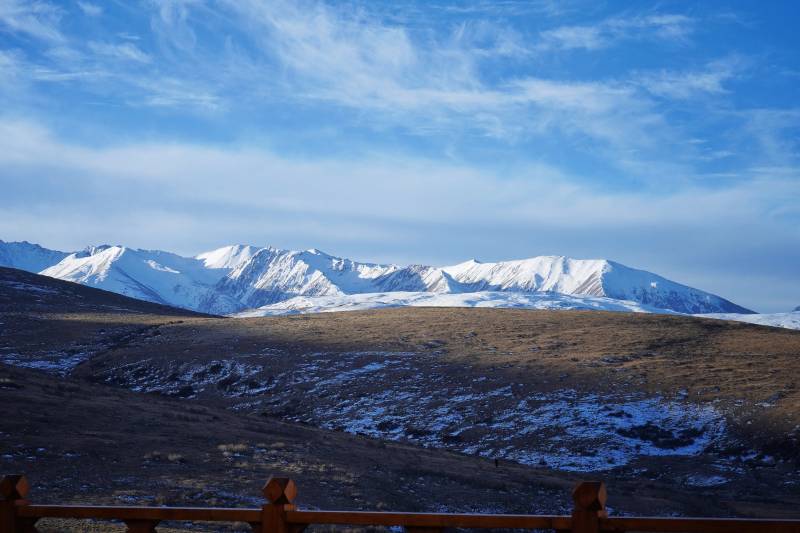 川西雪山草原风光图片