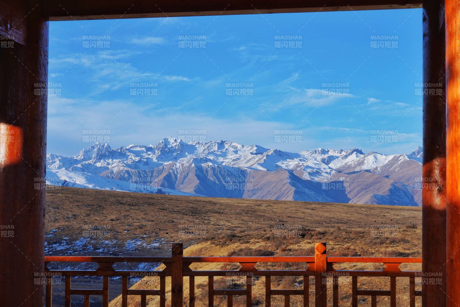 川西雪山远眺图片