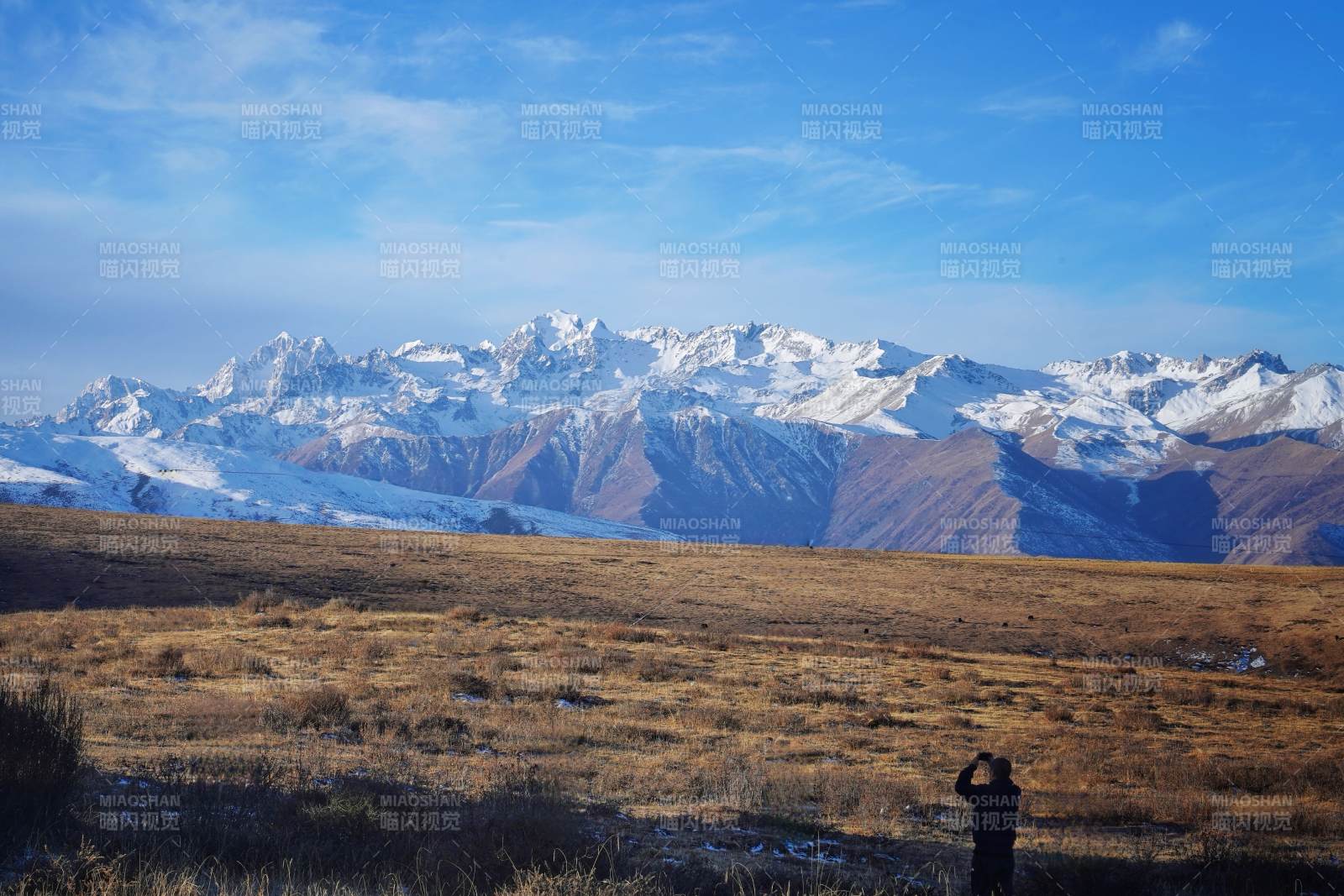 川西雪山草原人影图片