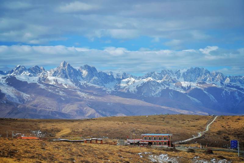 川西雪山下的草原小站图片