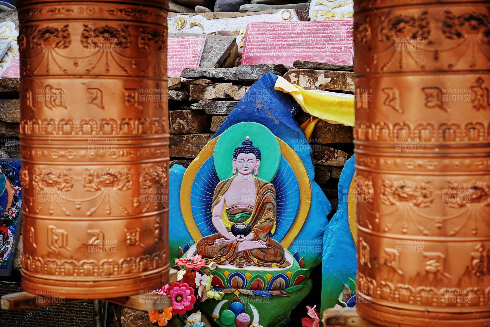 川西寺庙佛像与转经筒图片
