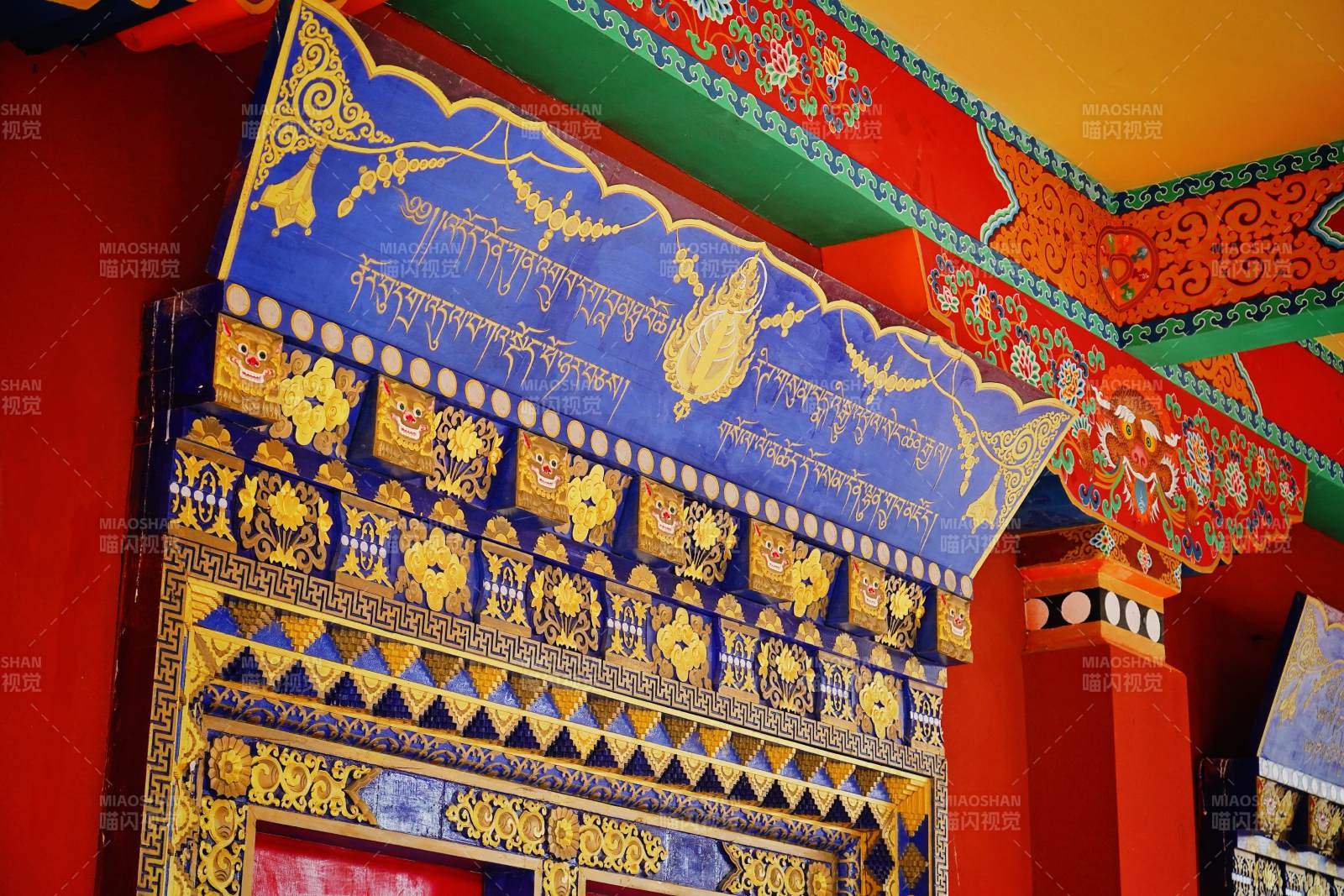 川西寺庙藏式彩绘门楣图片