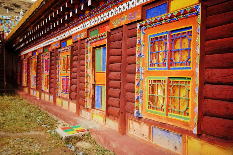 川西寺庙彩绘木屋长廊图片