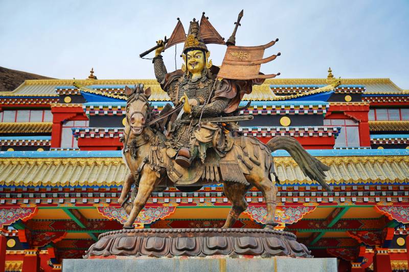 额萨尔王雕像图片