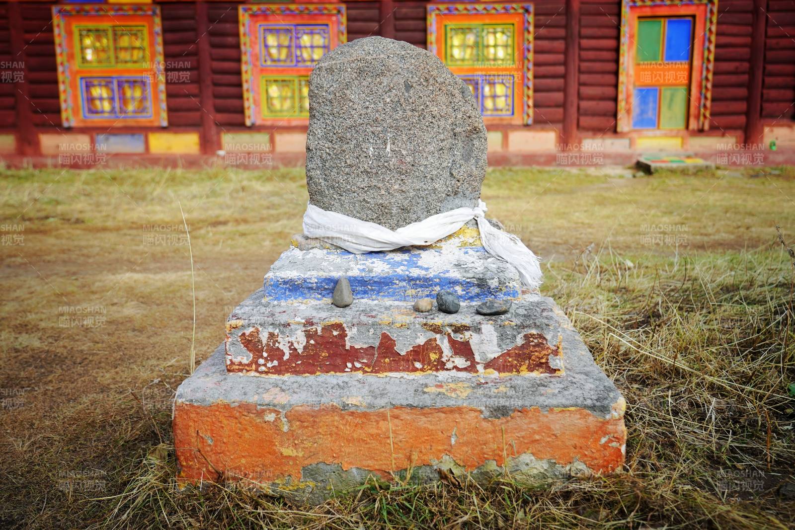 川西石碑前的彩色建筑图片