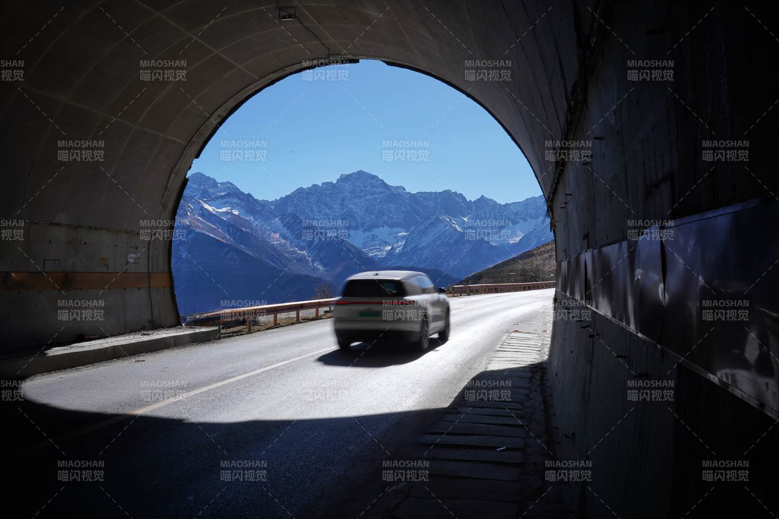 川西隧道尽头的雪山美景图片