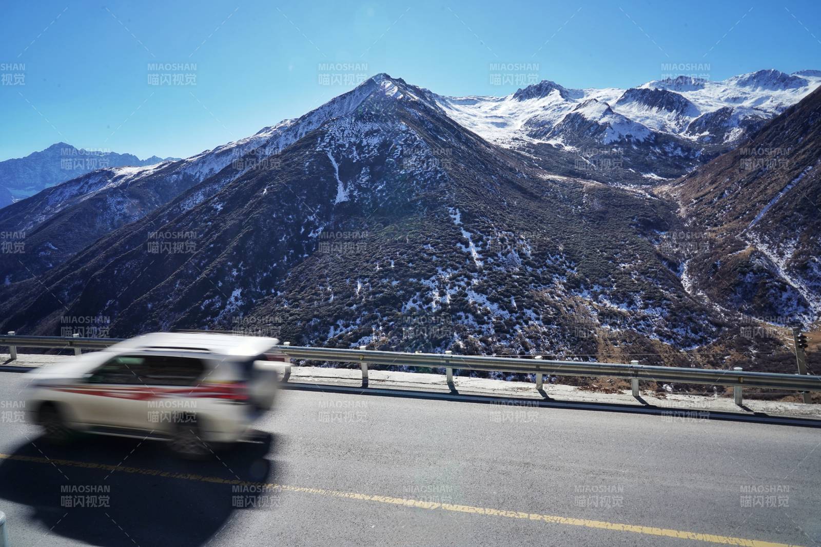 川西雪山公路行车图图片