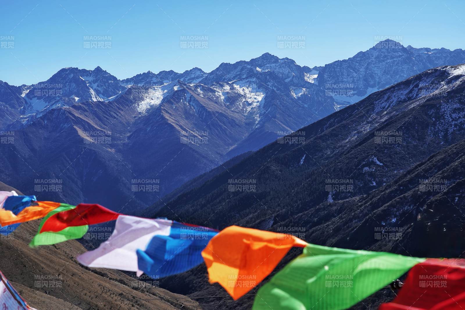 川西雪山彩旗飘扬图片
