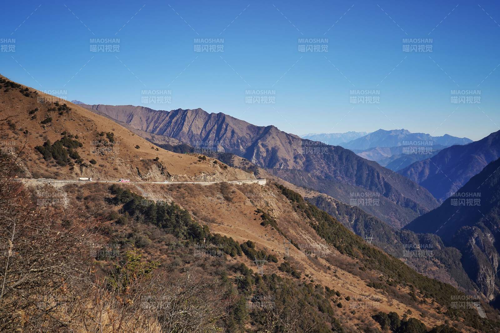 川西山间公路蜿蜒前行图片