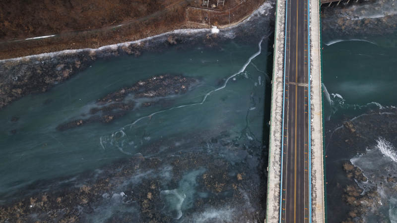 台沟大桥跨冰河冬景图片