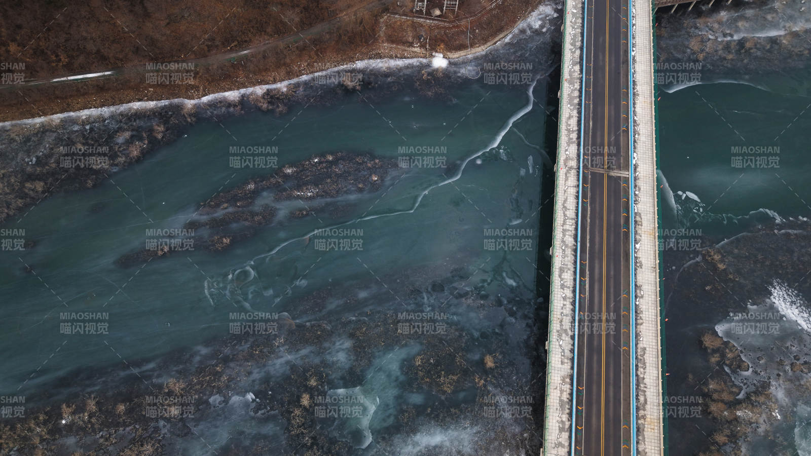 台沟大桥跨冰河冬景图片