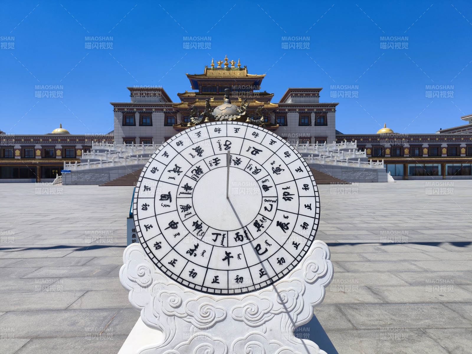 藏式日晷前的宫殿地标建筑图片