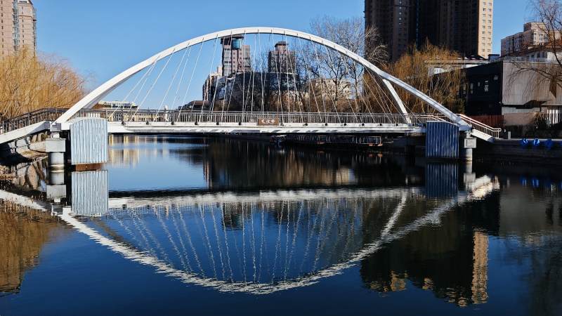 冬日拱桥倒影如画图片