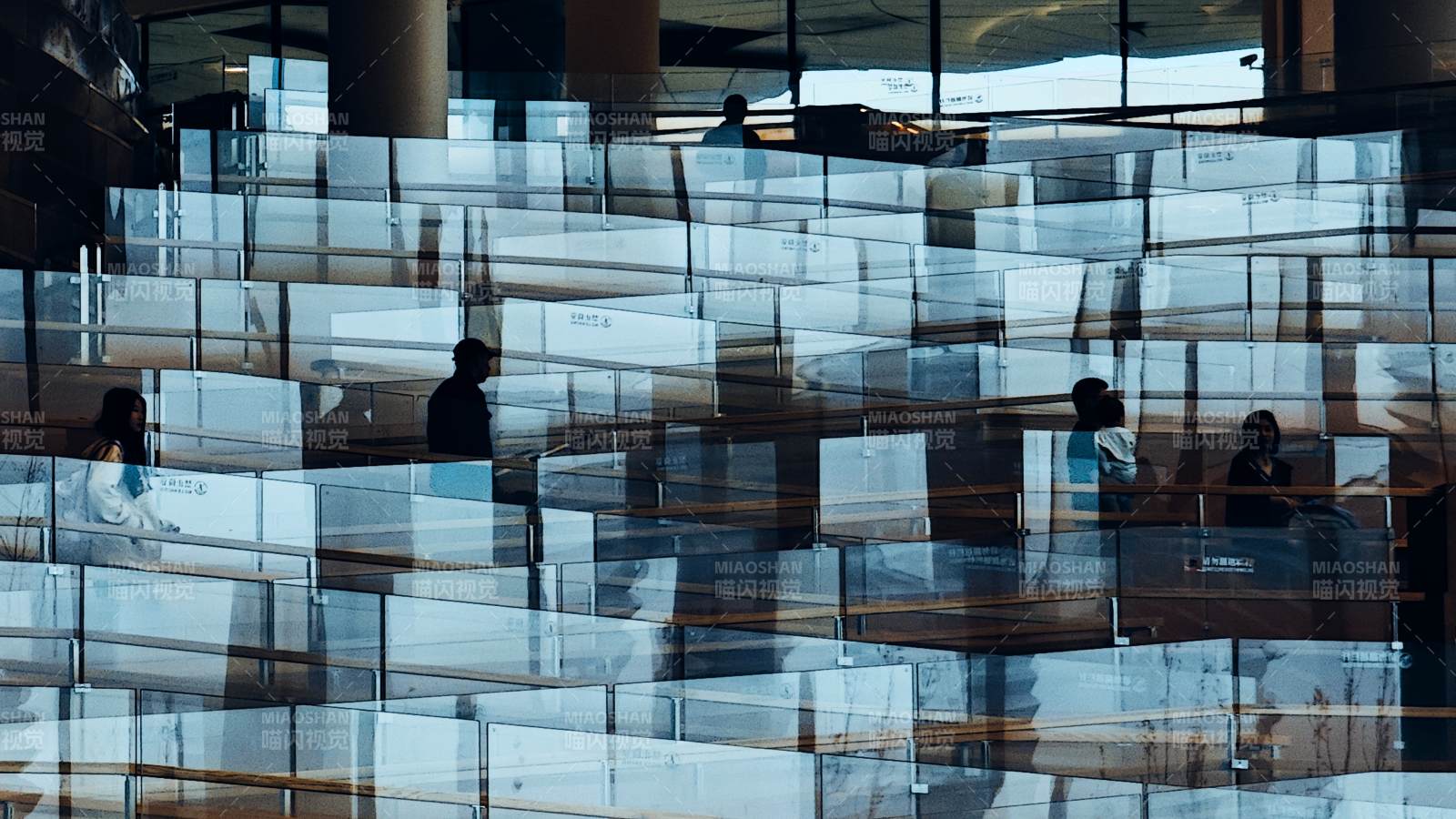 图书馆中光影交错图片