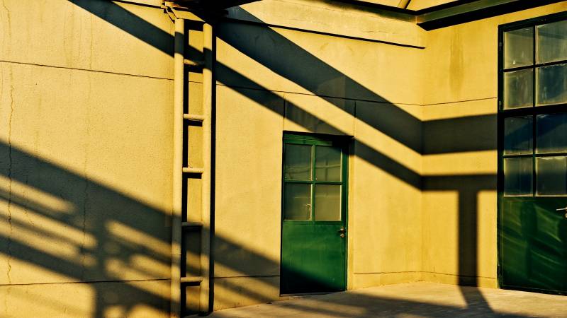 光影交错的建筑墙图片