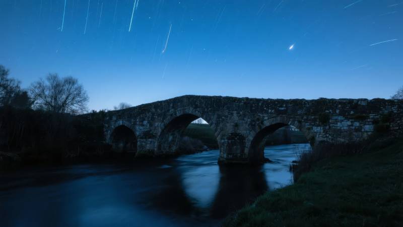 星轨下的古桥夜景图片
