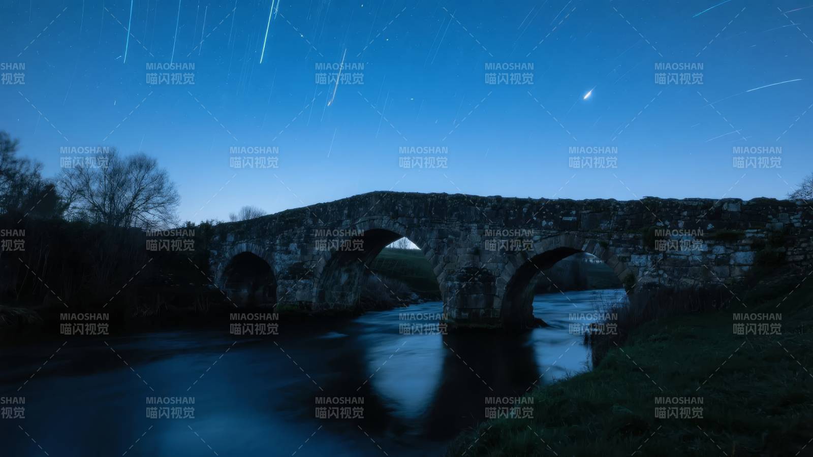 星轨下的古桥夜景图片