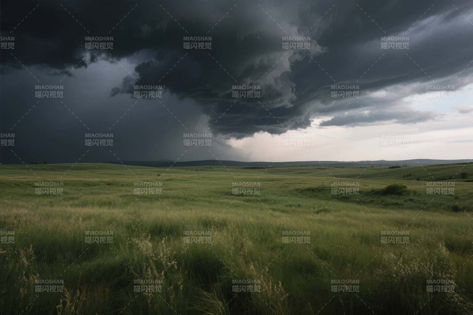 风暴来临前的草原图片