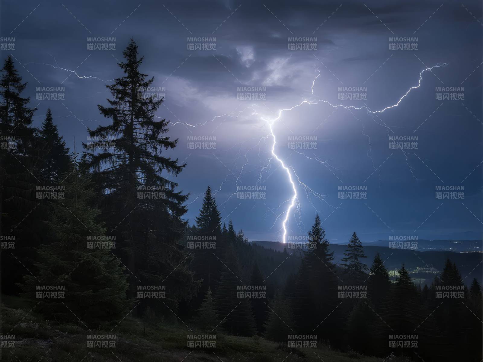 雷电划破夜空图片
