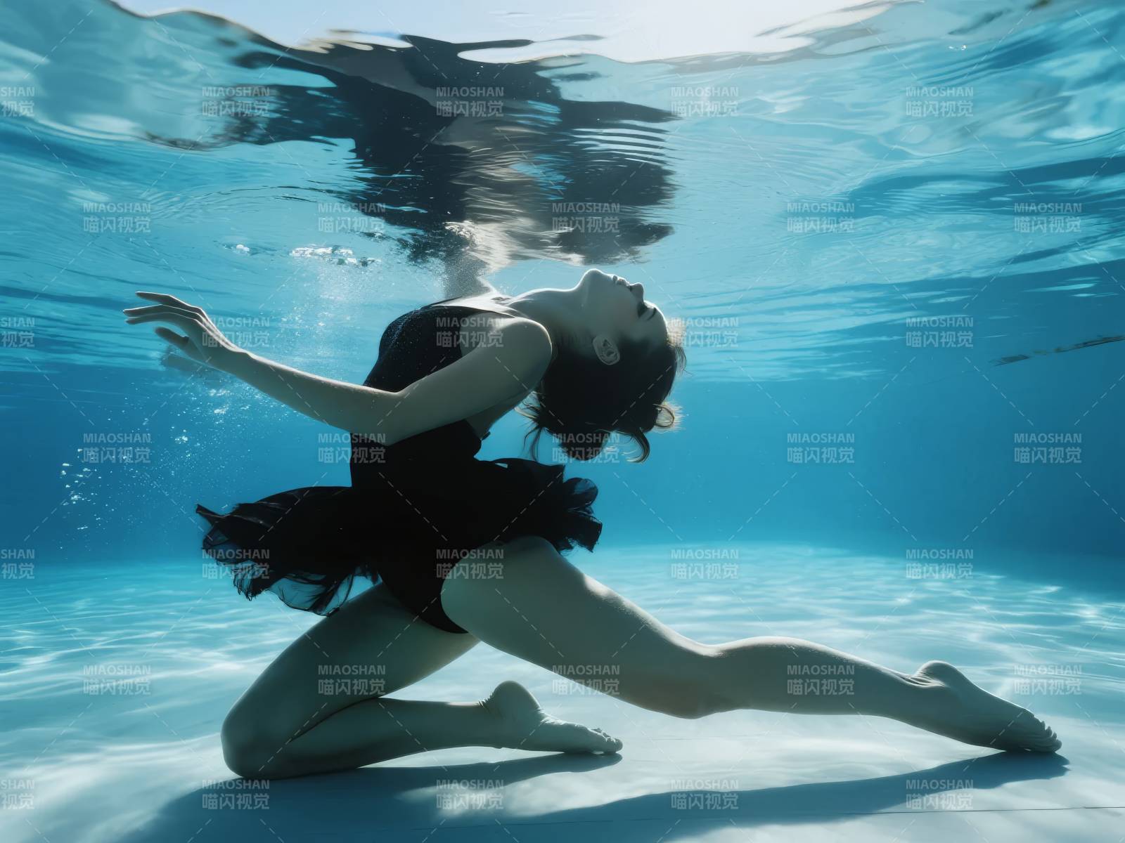 水下芭蕾舞者图片