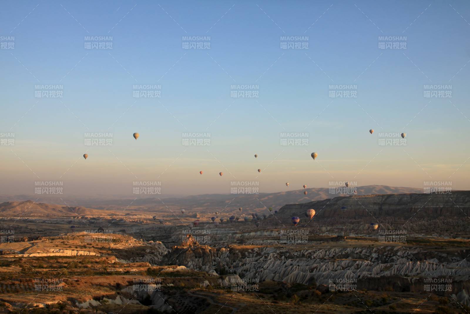 卡帕多奇亚热气球翱翔山谷图片