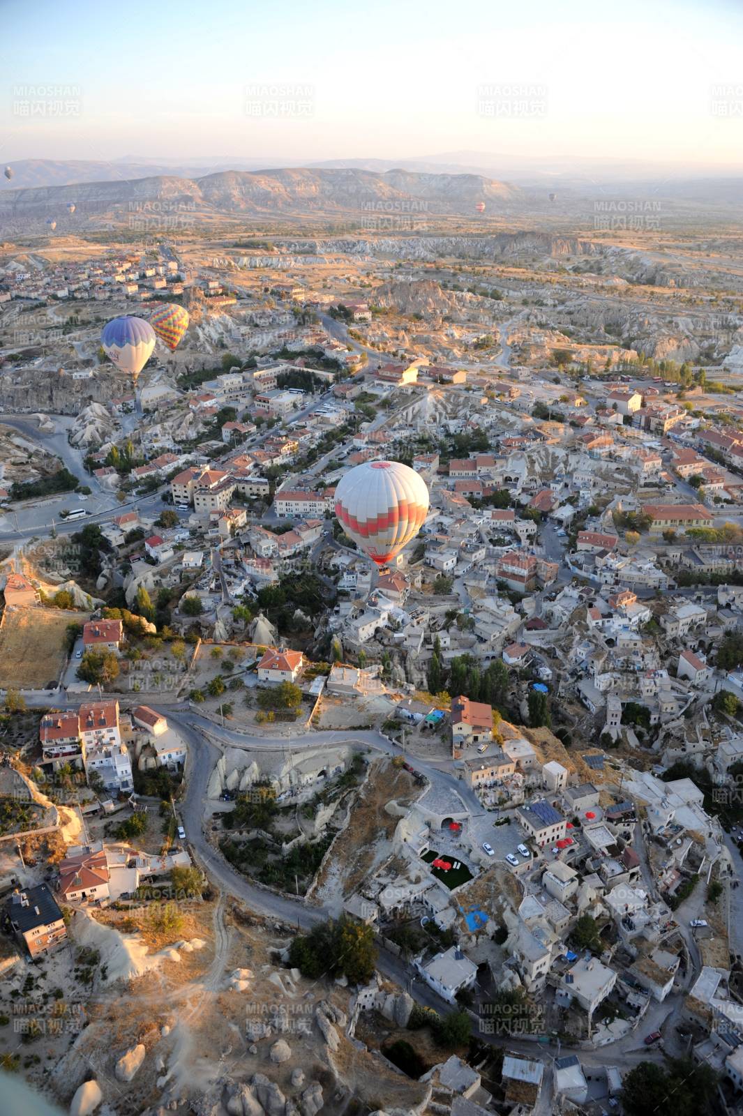 土耳其热气球翱翔峡谷城图片