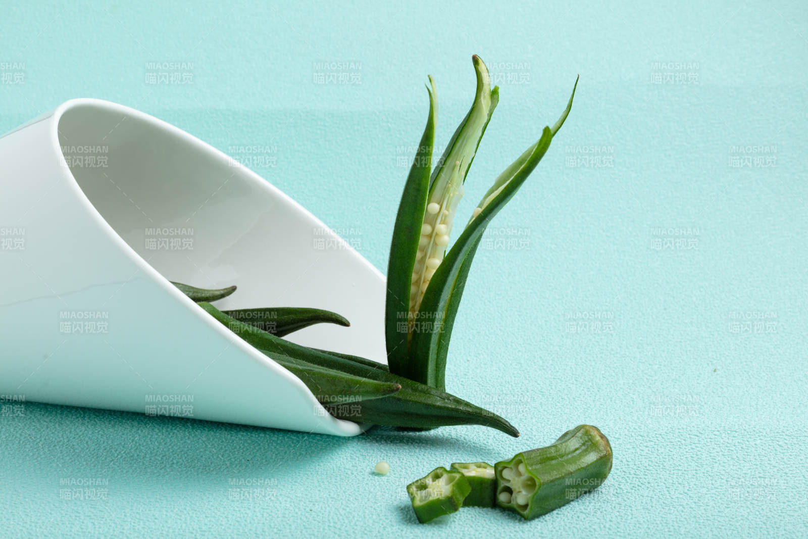 秋葵与绿叶静物图片