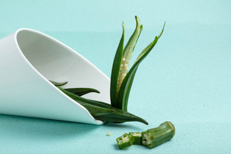 秋葵与绿叶静物图片