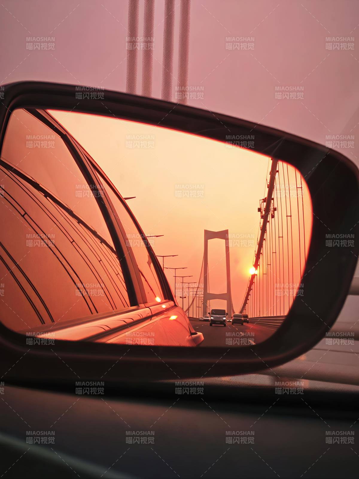 桥影夕阳 车行镜中图片